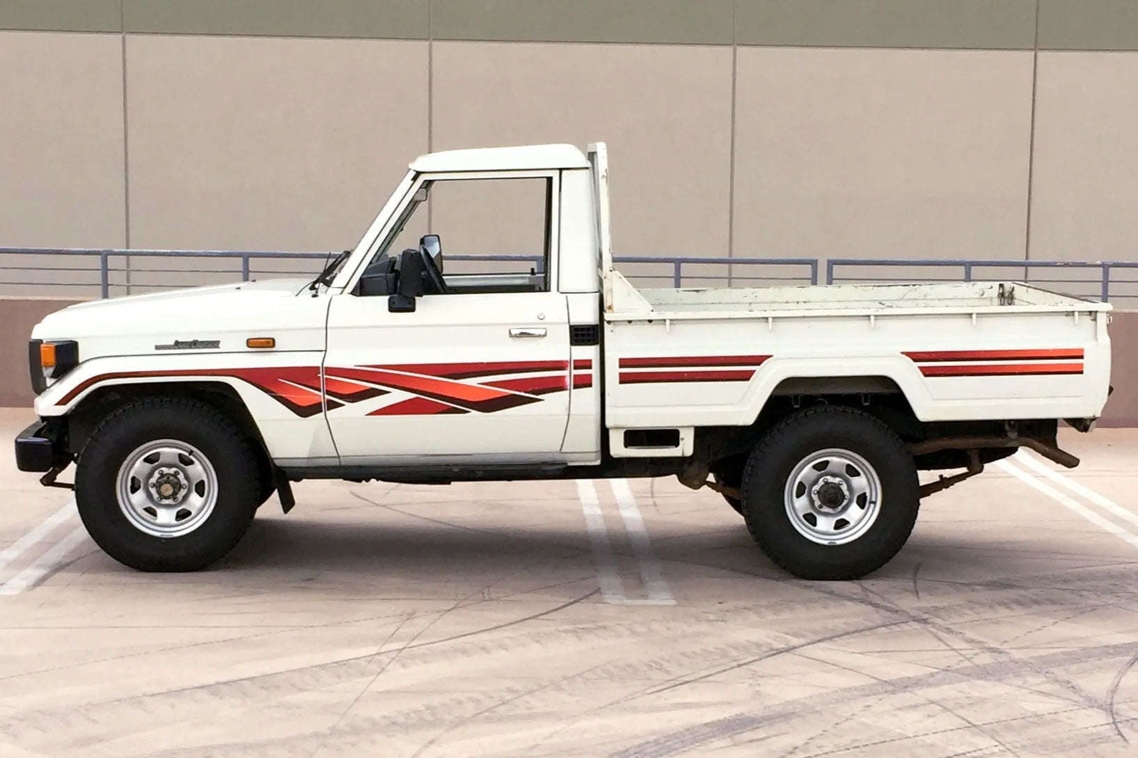 75 Series Single Cab Decal Body Stripe Kit (Tenterfield)